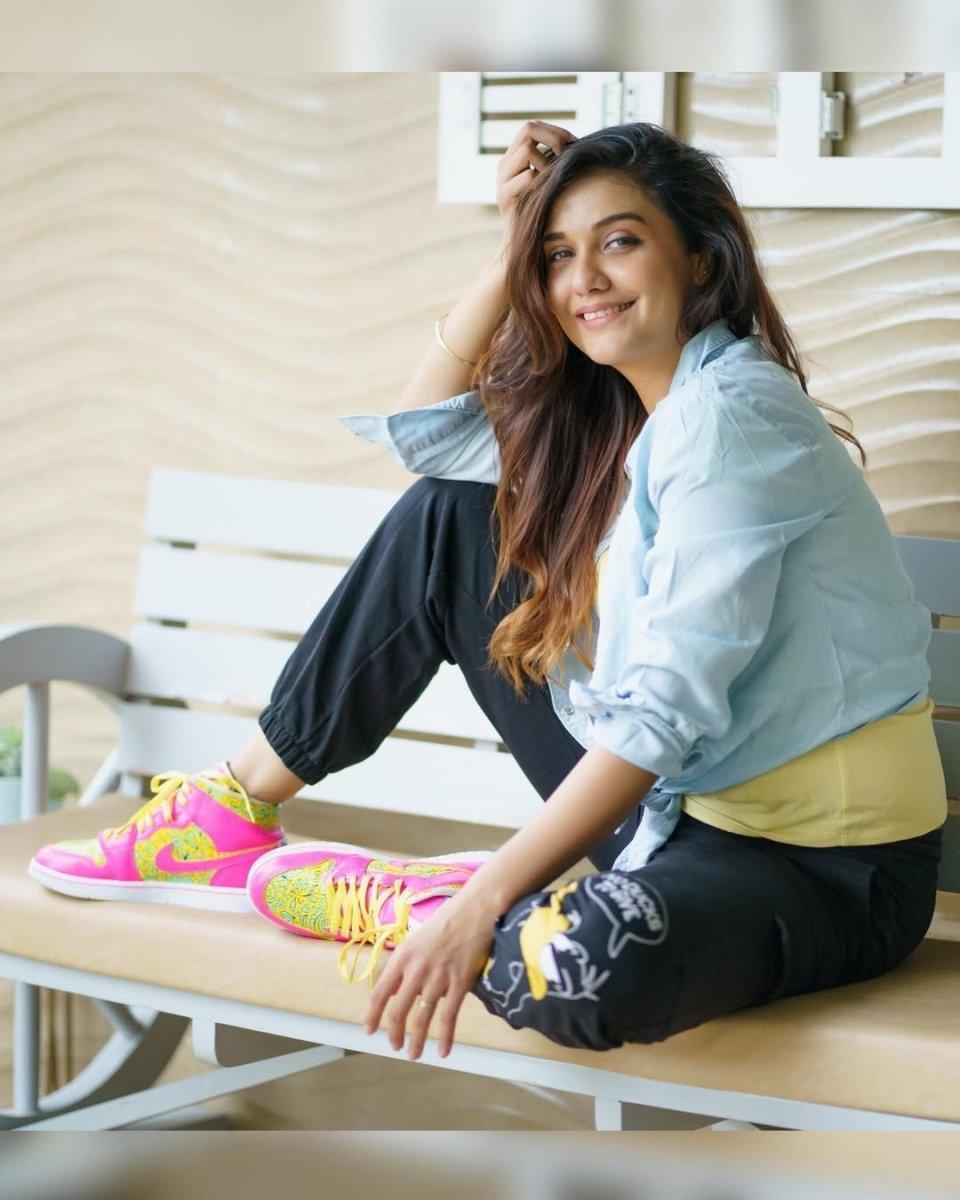 Sneak Peek Stories: Why Custom Sneakers Are the Perfect Festival Flex - Sneak Peek Shoes